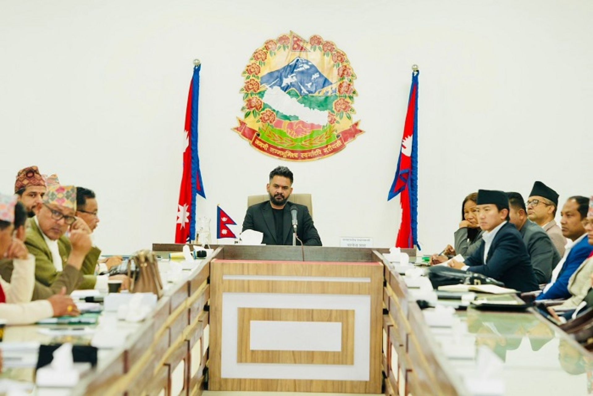 कर्णाली राजमार्गको स्तरोन्नति र कोशीका समस्याबारे प्रधानमन्त्रीलाई सांसदहरूको ब्रिफिङ 